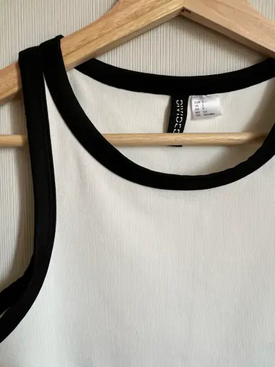 Polera sin mangas blanca con ribete negro - miniatura 3