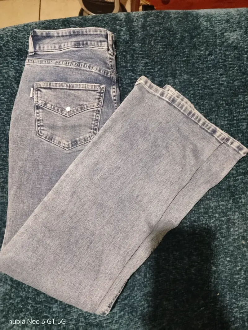 Jeans de mezclilla azul claro para mujer - 2