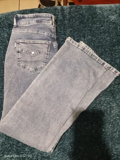Jeans de mezclilla azul claro para mujer - miniatura 2