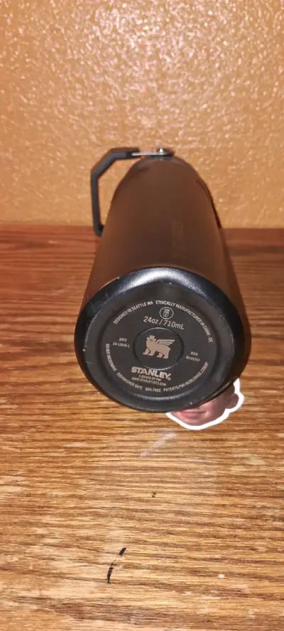 Botella térmica Stanley negra con tapa - miniatura 3