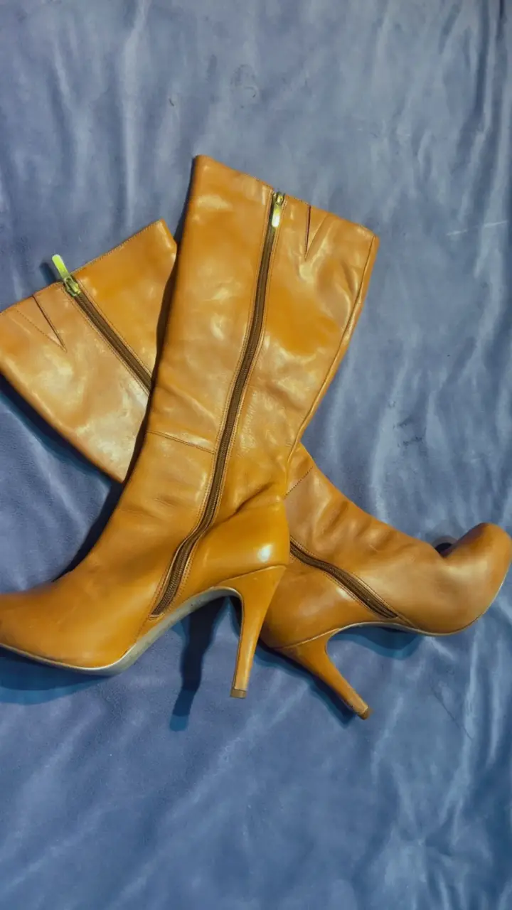 Botas de cuero camel con tacón alto - 1