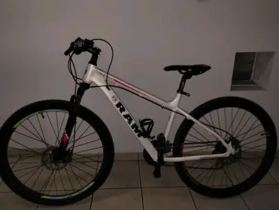 Bicicleta MTB RAM blanca con frenos de disco - miniatura 1