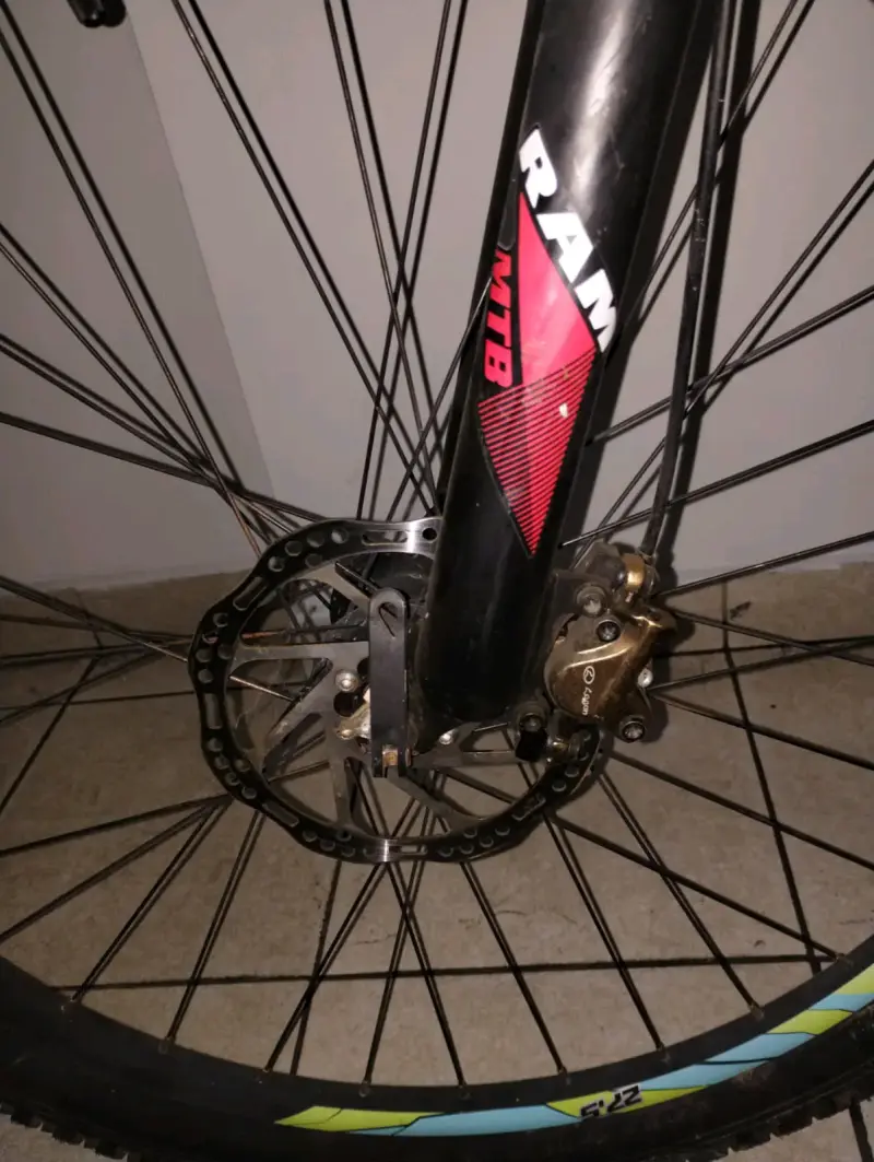 Bicicleta MTB RAM blanca con frenos de disco - 2