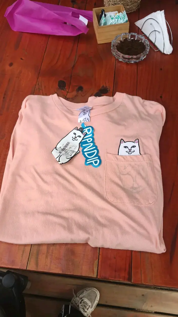 Polera rosa con diseño de gato Ripndip