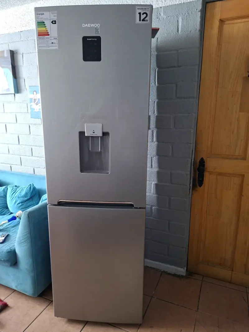 Refrigerador Daewoo con dispensador de agua - 1