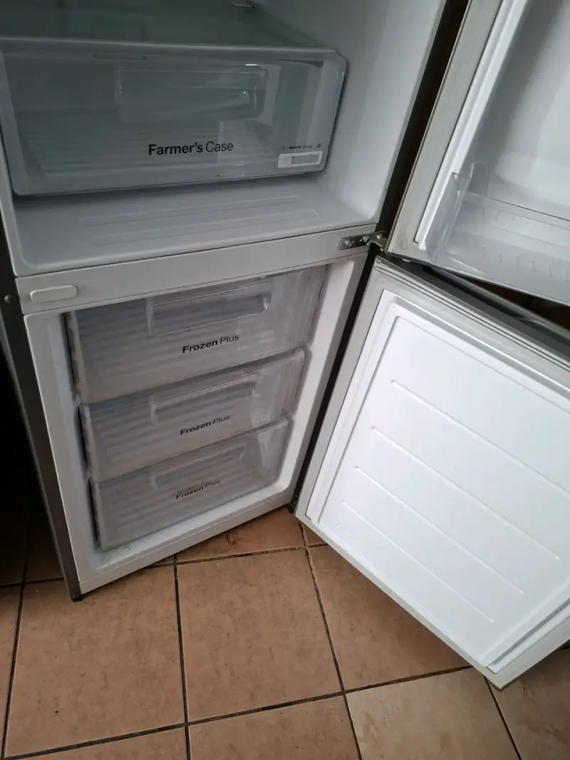 Refrigerador Daewoo con dispensador de agua - 4