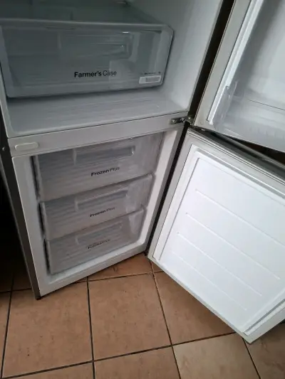 Refrigerador Daewoo con dispensador de agua - miniatura 4