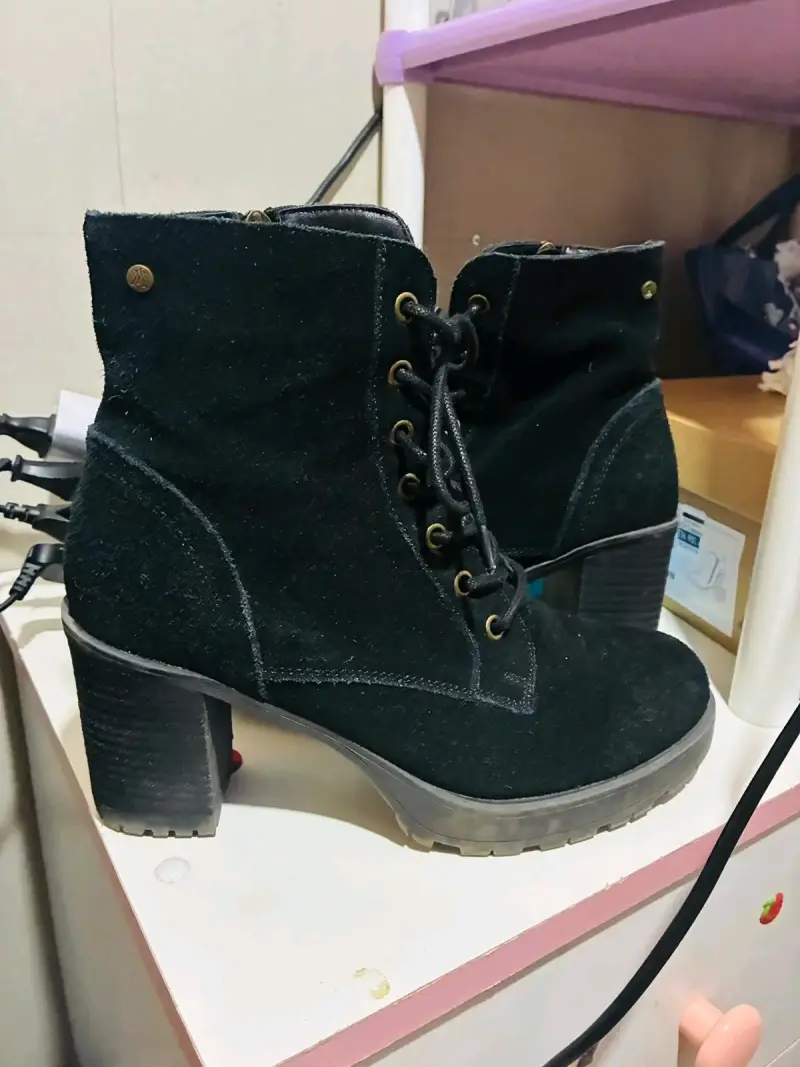 Botines de gamuza negra con tacón grueso - 1
