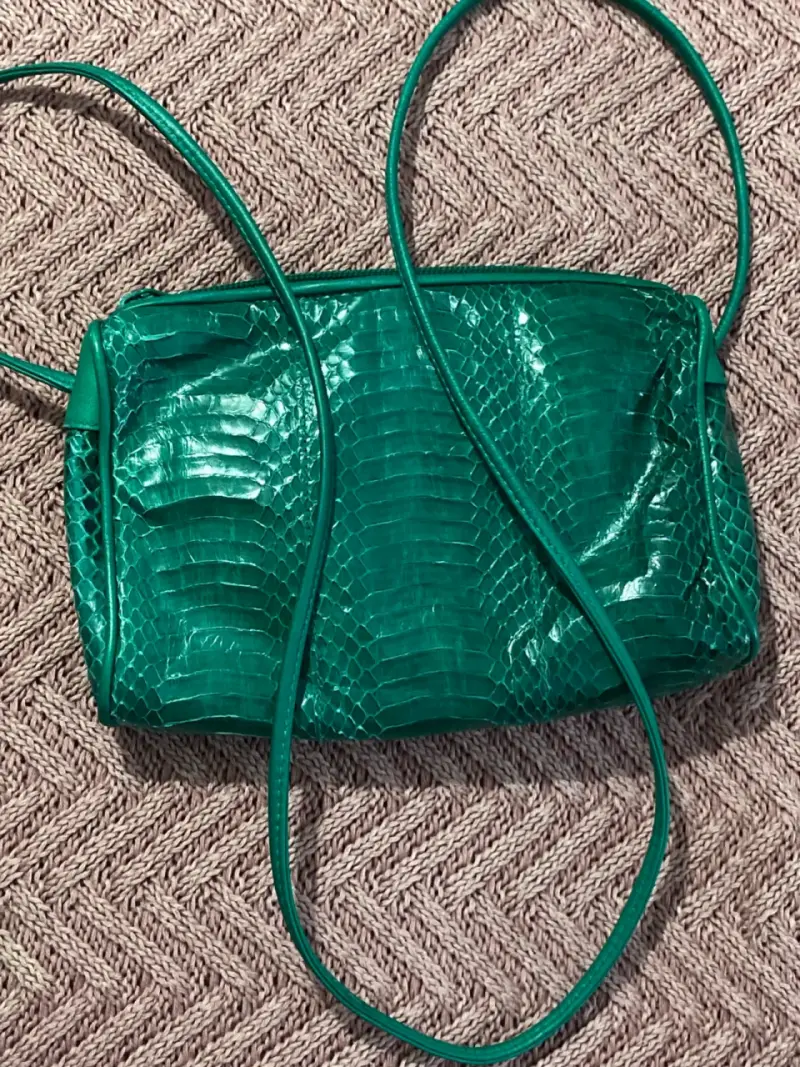 Cartera verde de cuero sintético con textura - 1