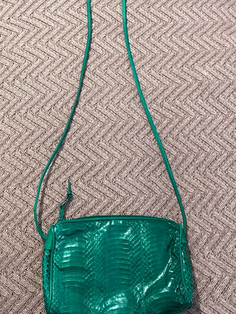 Cartera verde de cuero sintético con textura - 2