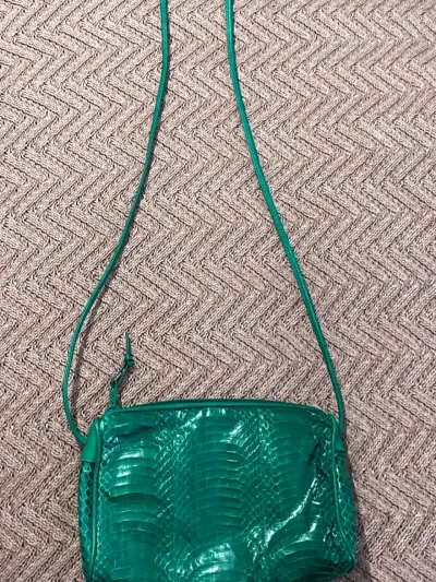 Cartera verde de cuero sintético con textura - miniatura 2