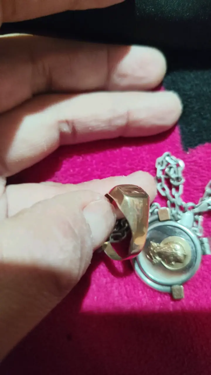 Anillo de oro con diseño grabado - 1