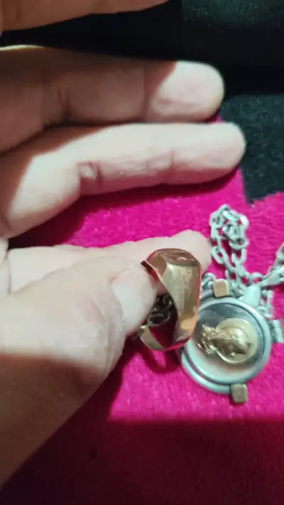 Anillo de oro con diseño grabado - miniatura 1