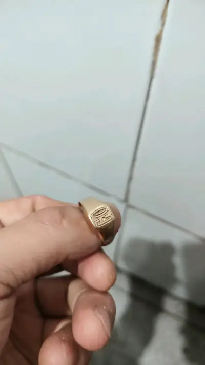 Anillo de oro con diseño grabado - miniatura 3
