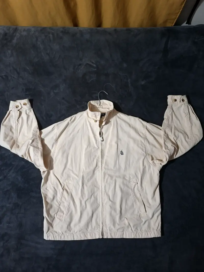Chaqueta nautifa beige con cierre y cuello alto