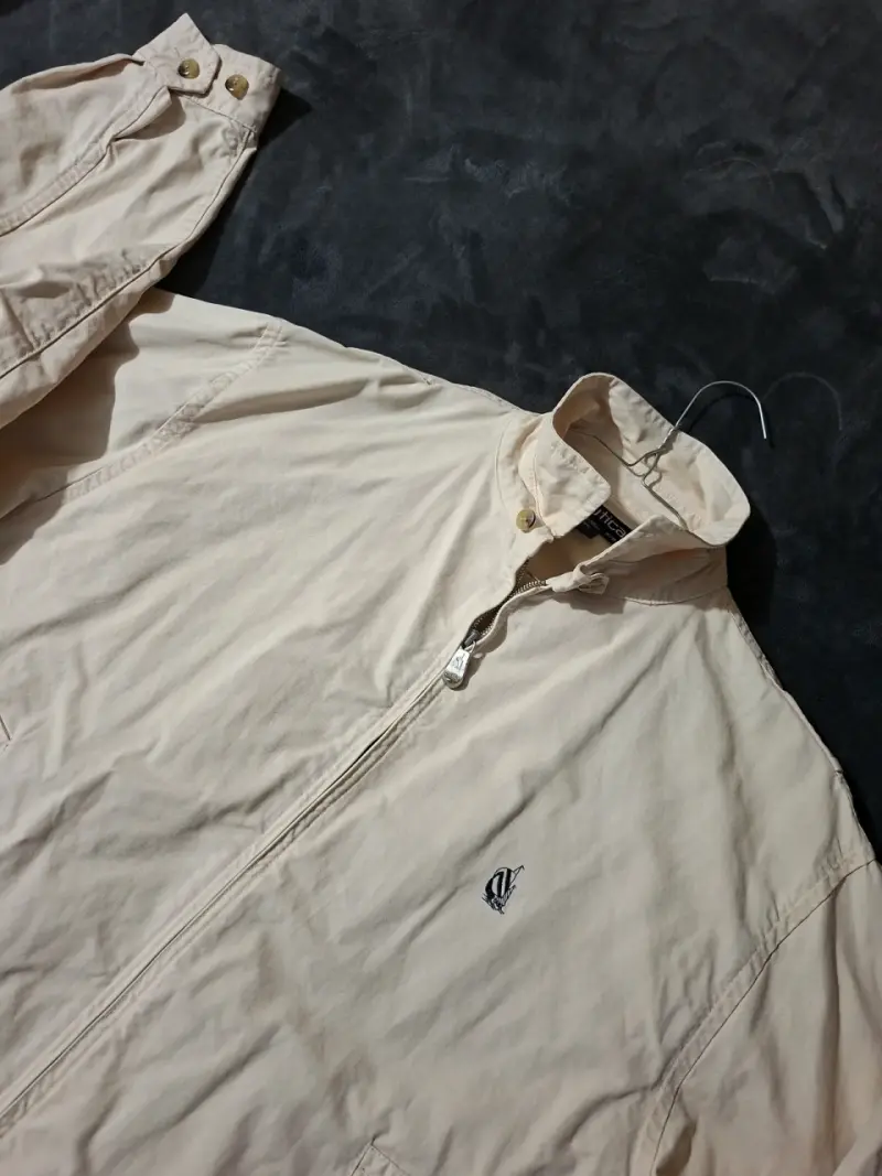 Chaqueta nautifa beige con cierre y cuello alto - 3