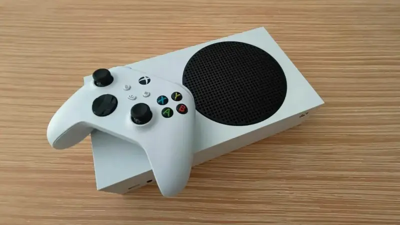 Consola Xbox Series S con control blanco