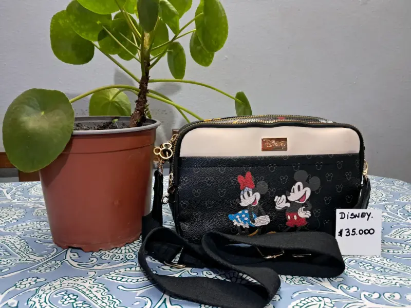 Cartera Disney con diseño de Mickey y Minnie
