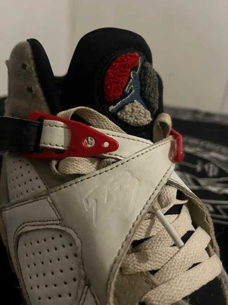 Zapatillas deportivas blancas con logo bordado - 2