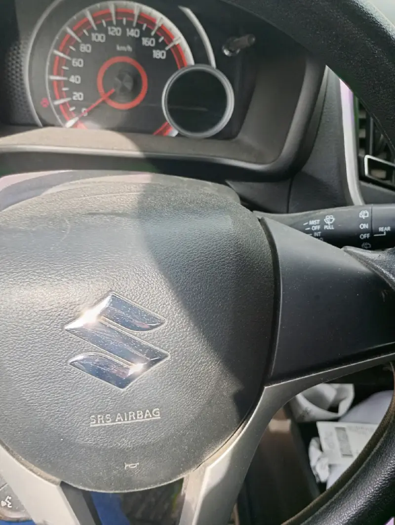 Auto compacto Suzuki poco uso - 3