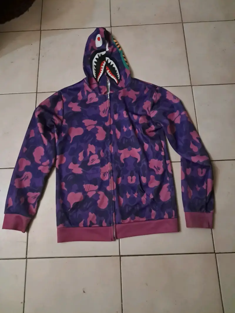 Chaqueta con capucha estampado camuflaje morado