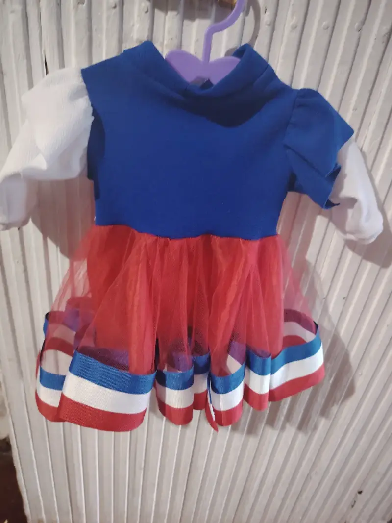Vestido de niña con diseño de bandera chilena - 1