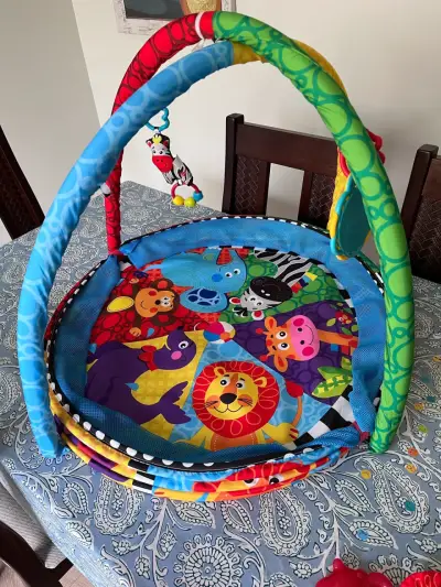 Gimnasio para bebés con diseño de animales - miniatura 1