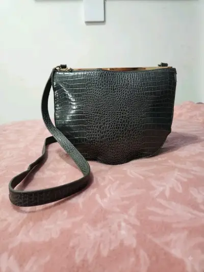 Cartera de cuero sintético con diseño de cocodrilo - miniatura 1
