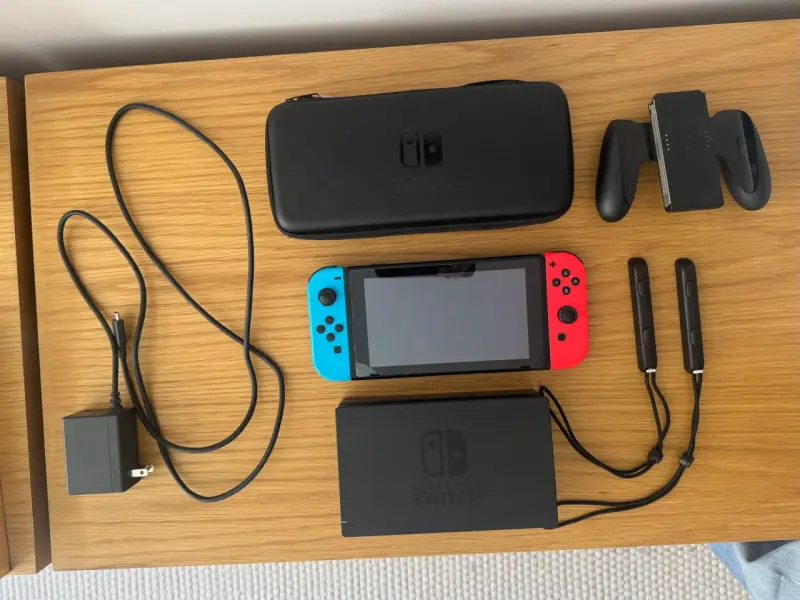Nintendo Switch con accesorios originales y case - 1