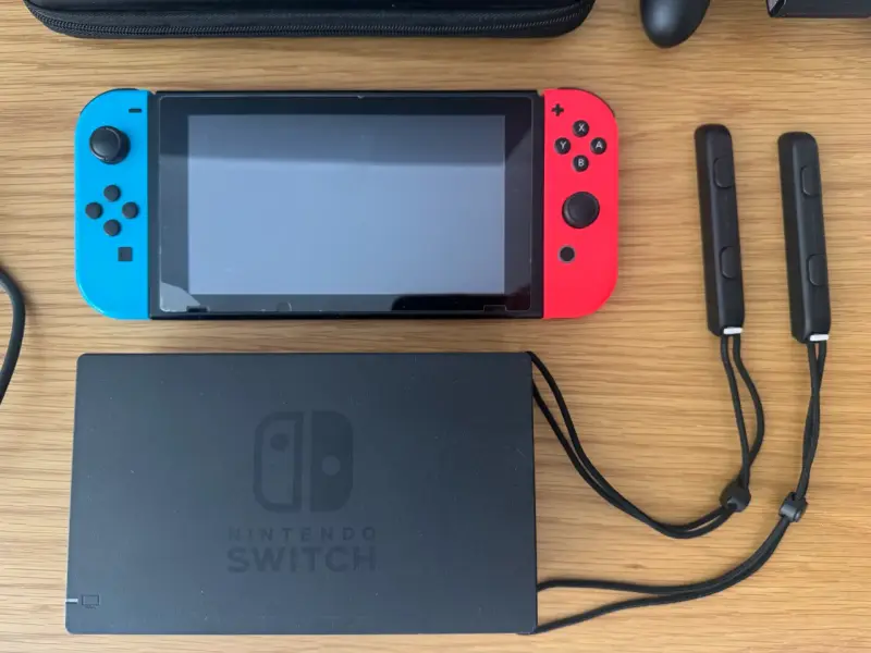 Nintendo Switch con accesorios originales y case - 2