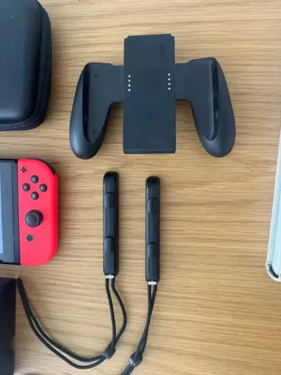 Nintendo Switch con accesorios originales y case - miniatura 3