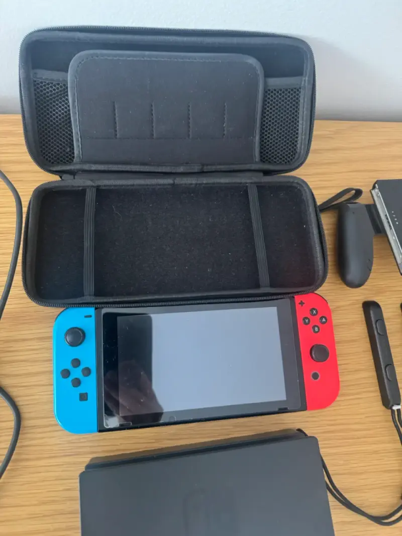 Nintendo Switch con accesorios originales y case - 4