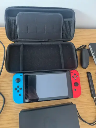 Nintendo Switch con accesorios originales y case - miniatura 4