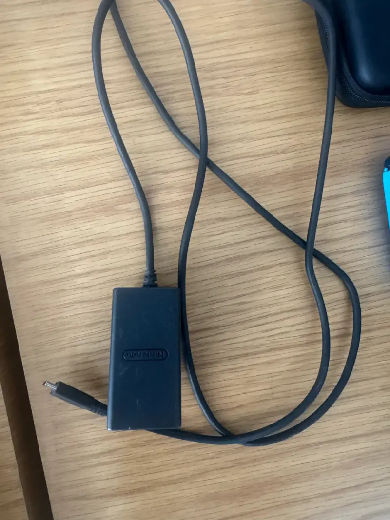 Nintendo Switch con accesorios originales y case - 5