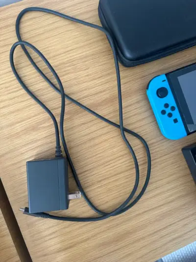 Nintendo Switch con accesorios originales y case - miniatura 6