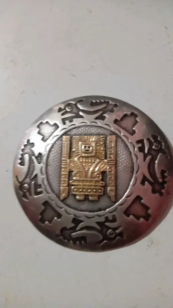 Broche decorativo con diseño precolombino - 1