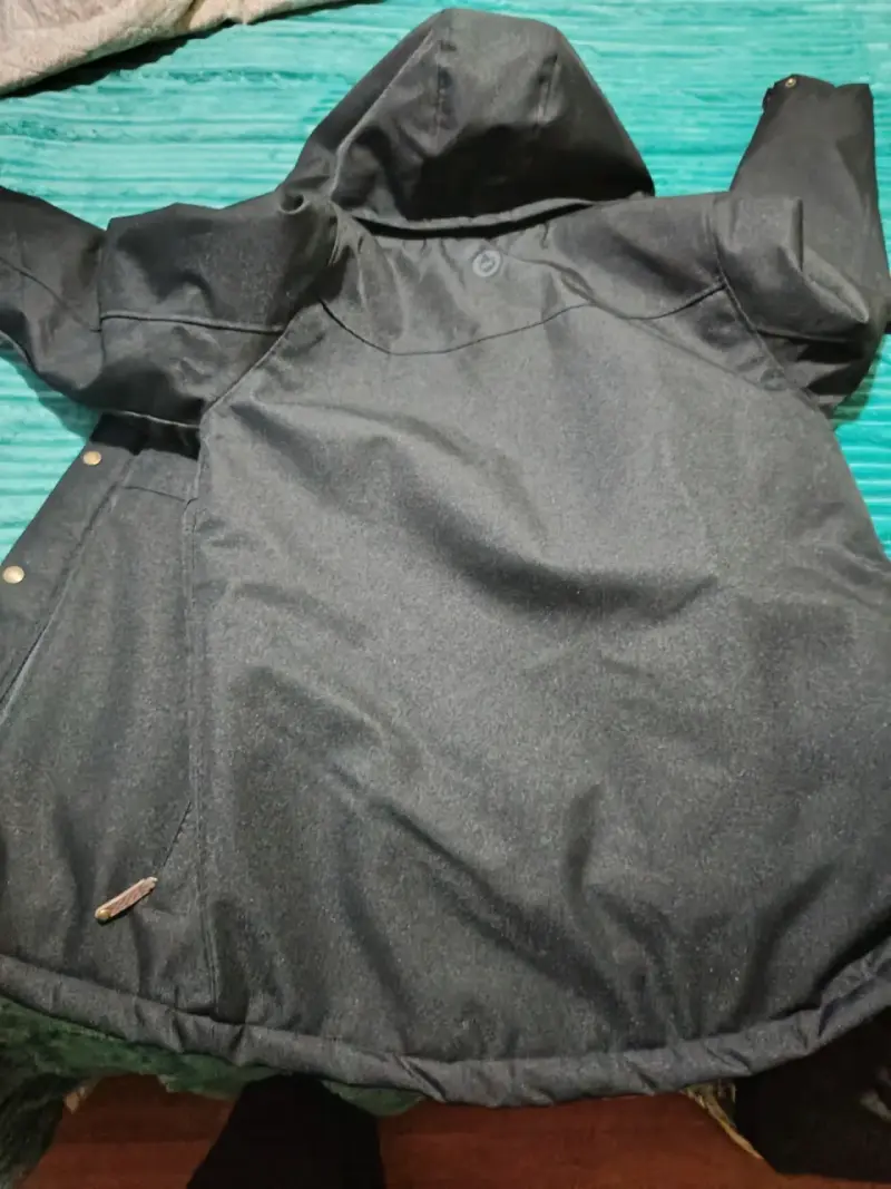 Chaqueta negra con capucha y forro acolchado - 1