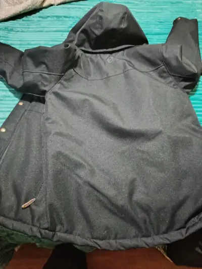Chaqueta negra con capucha y forro acolchado - miniatura 1