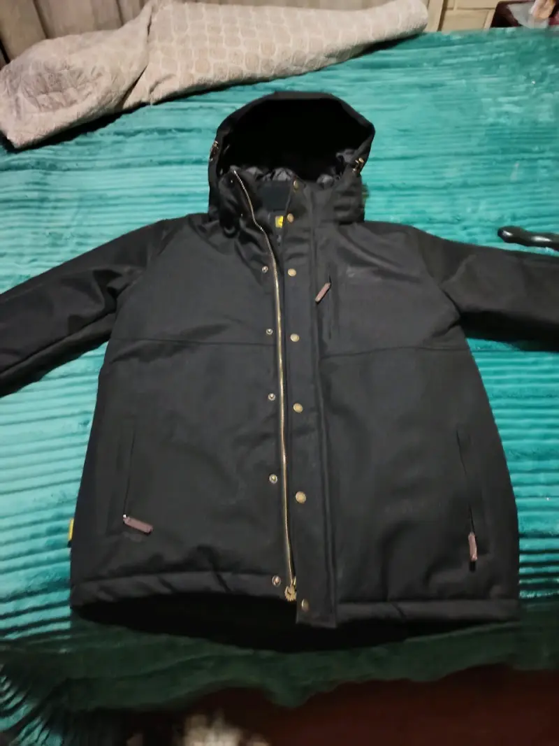 Chaqueta negra con capucha y forro acolchado - 2