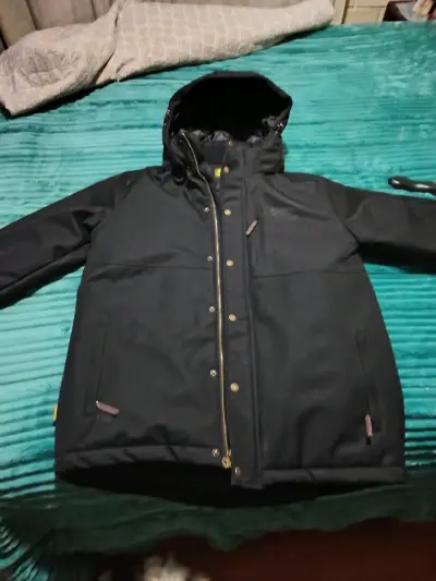Chaqueta negra con capucha y forro acolchado - miniatura 2