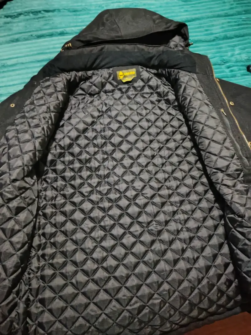 Chaqueta negra con capucha y forro acolchado - 3