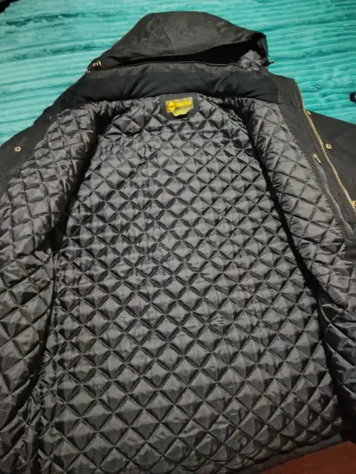 Chaqueta negra con capucha y forro acolchado - miniatura 3