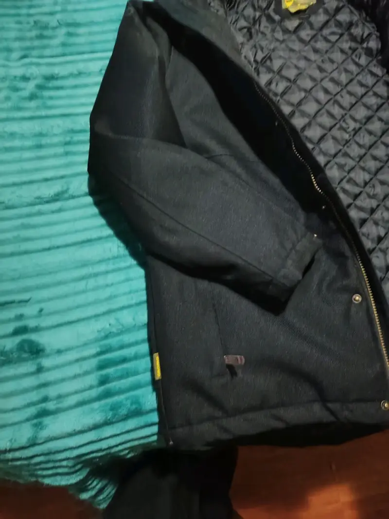 Chaqueta negra con capucha y forro acolchado - 4