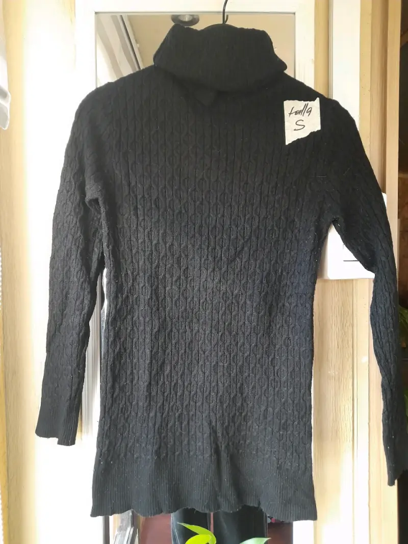 Suéter negro de cuello alto talla S