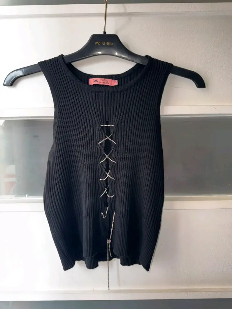 Top negro sin mangas con detalle de cadena