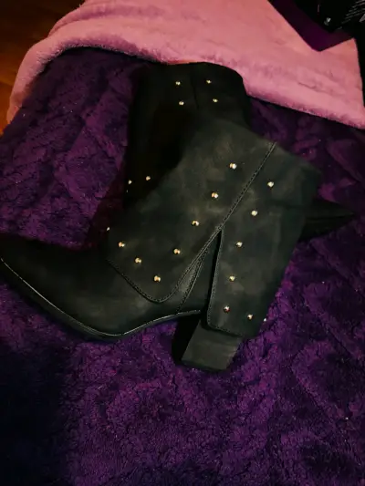 Botines negros con tachas doradas - miniatura 1