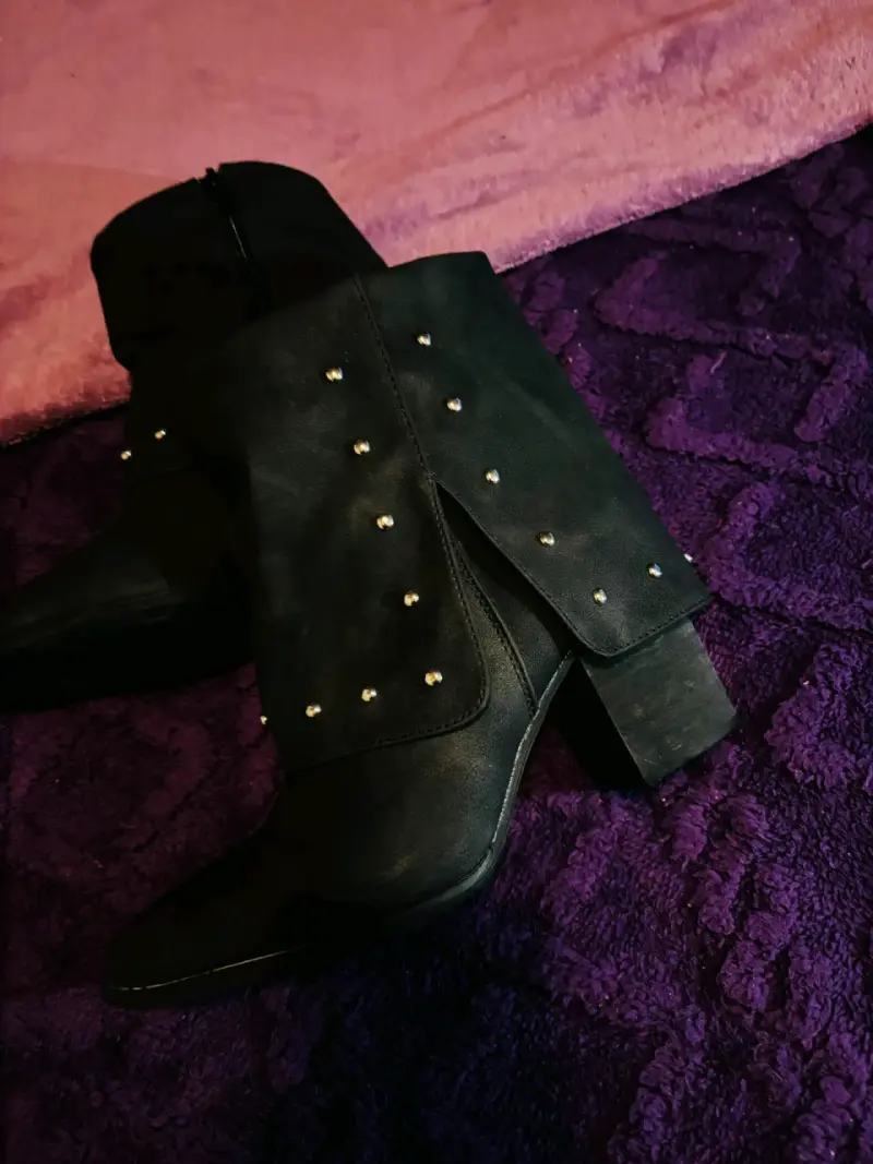 Botines negros con tachas doradas - 2