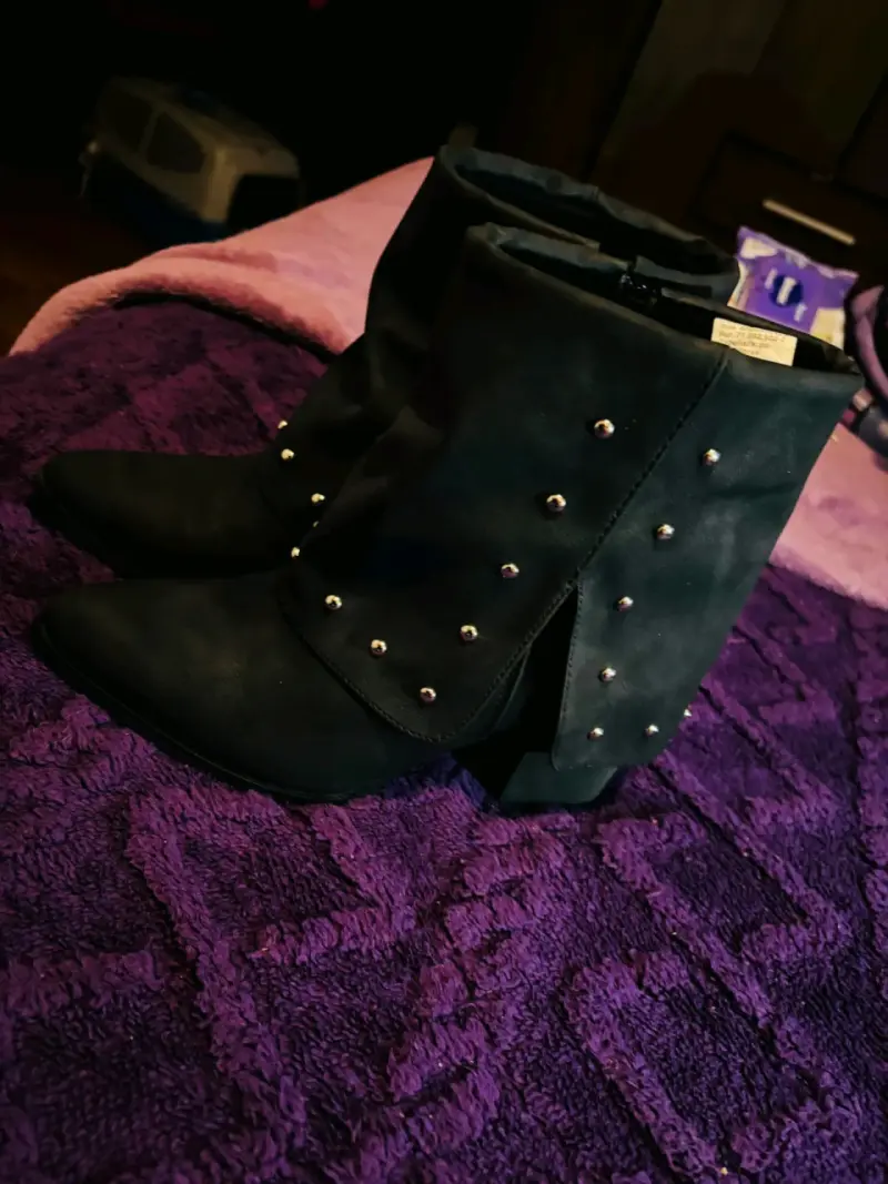 Botines negros con tachas doradas - 3