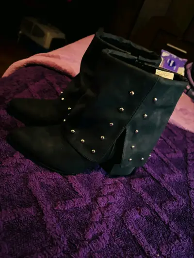 Botines negros con tachas doradas - miniatura 3