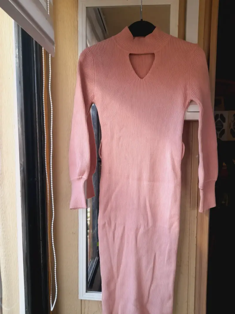 Vestido rosa con cuello alto